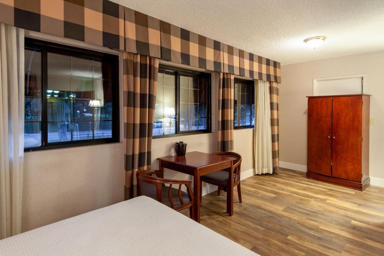 Studio City Court Yard Hotel Exterior photo