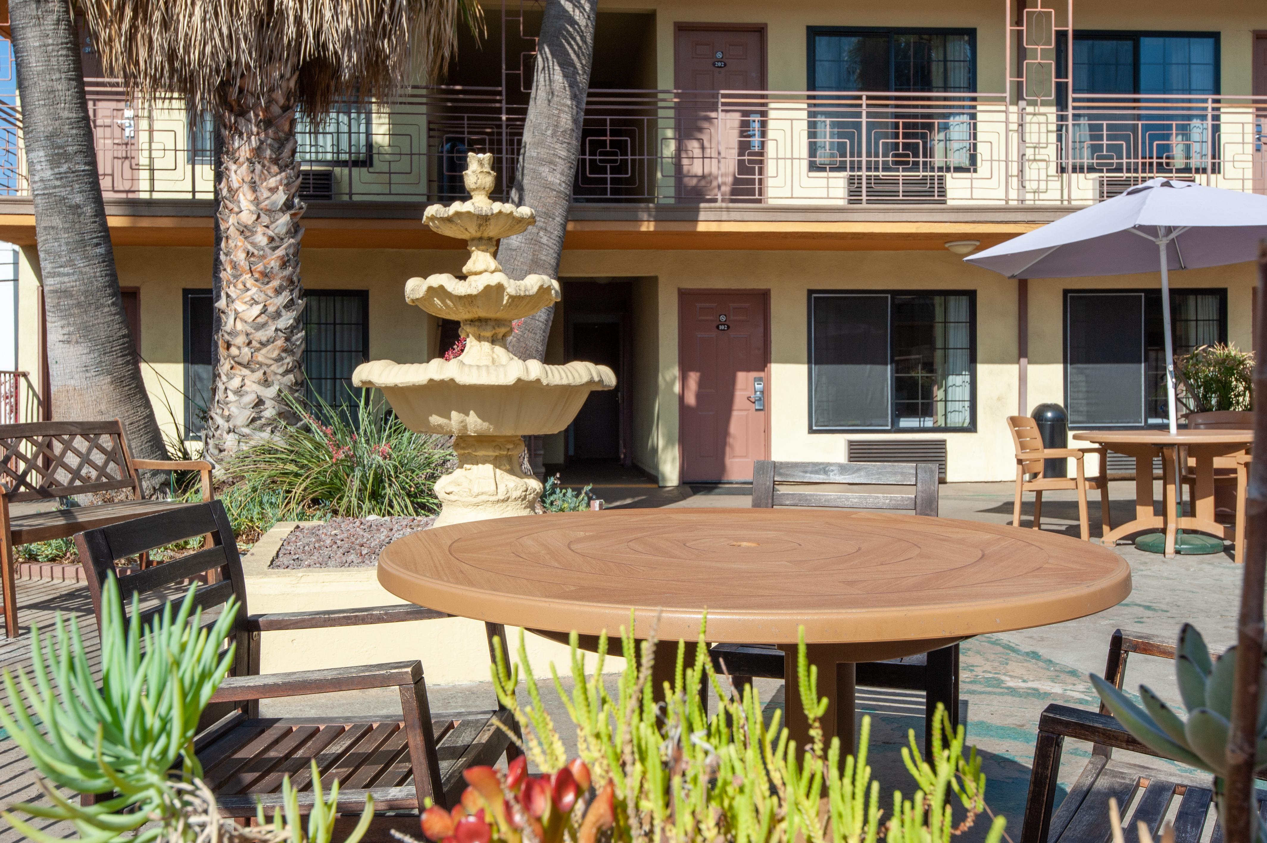 Studio City Court Yard Hotel Exterior photo