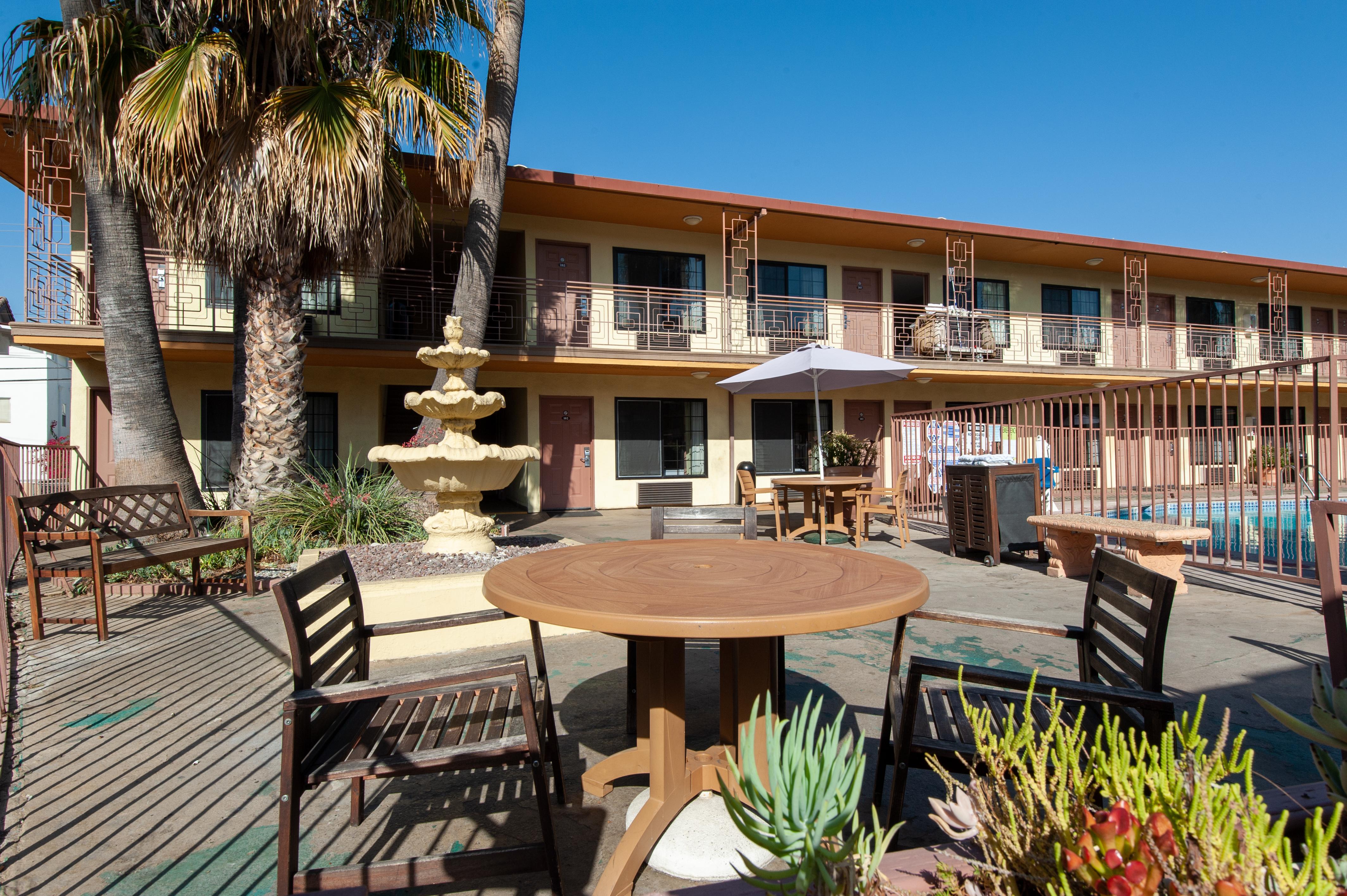 Studio City Court Yard Hotel Exterior photo
