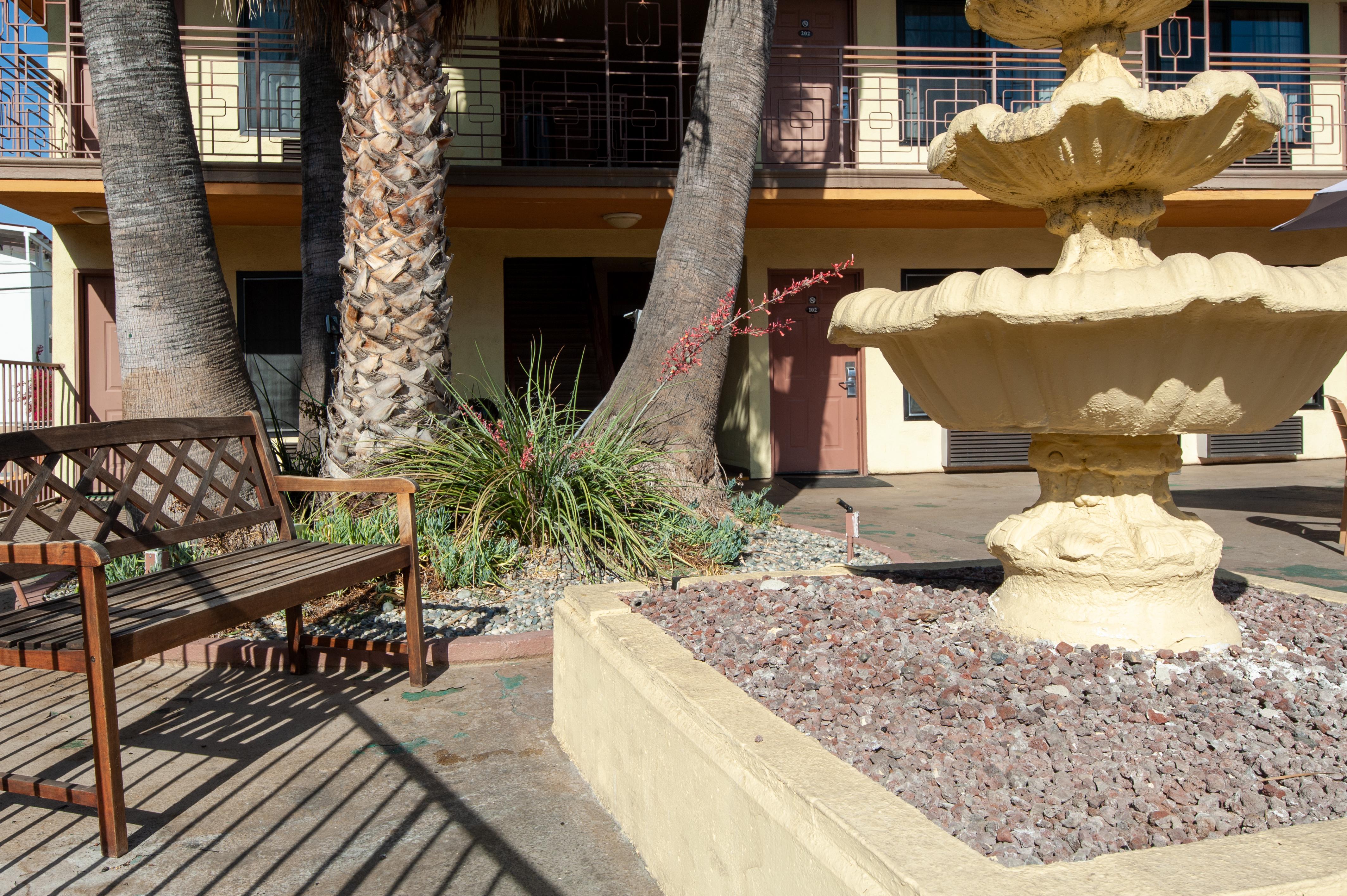 Studio City Court Yard Hotel Exterior photo
