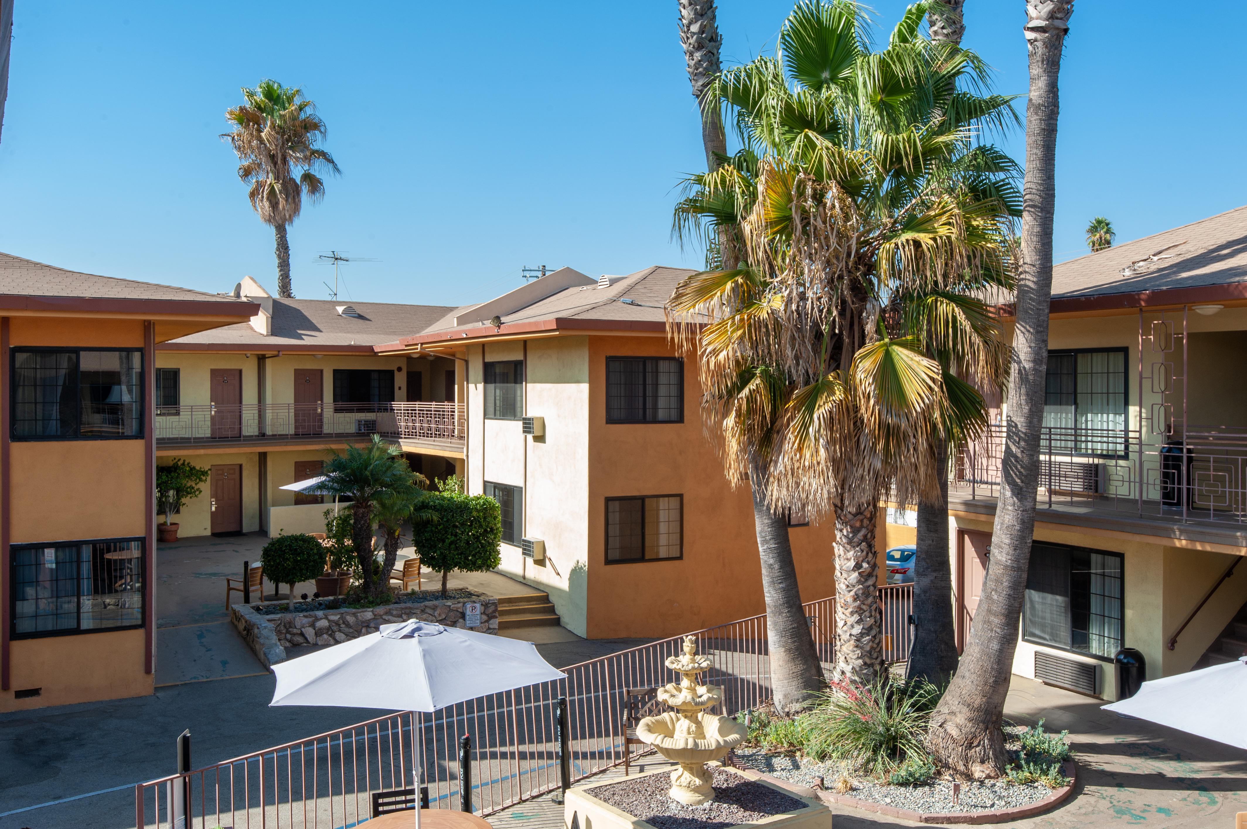 Studio City Court Yard Hotel Exterior photo