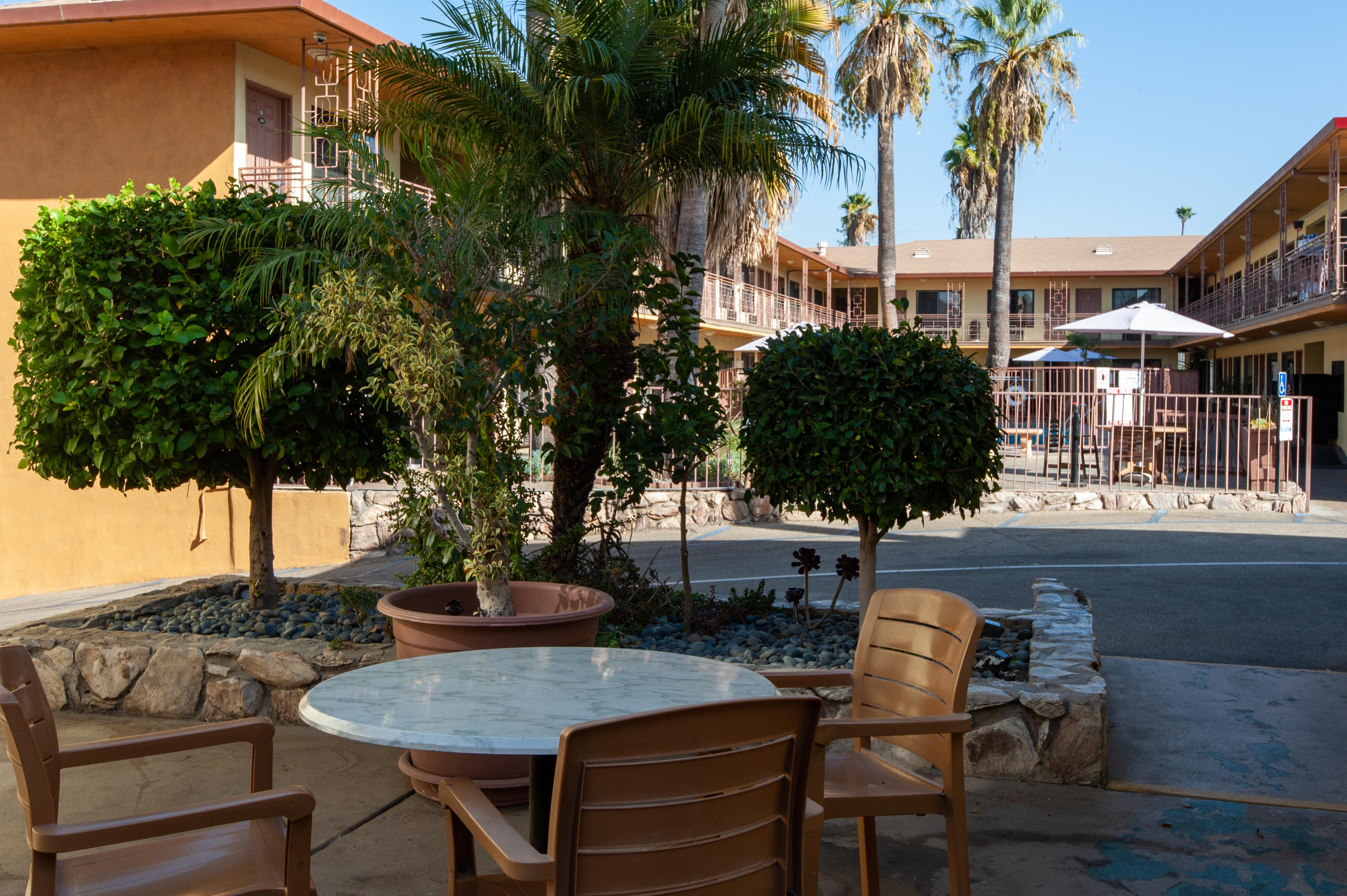 Studio City Court Yard Hotel Exterior photo