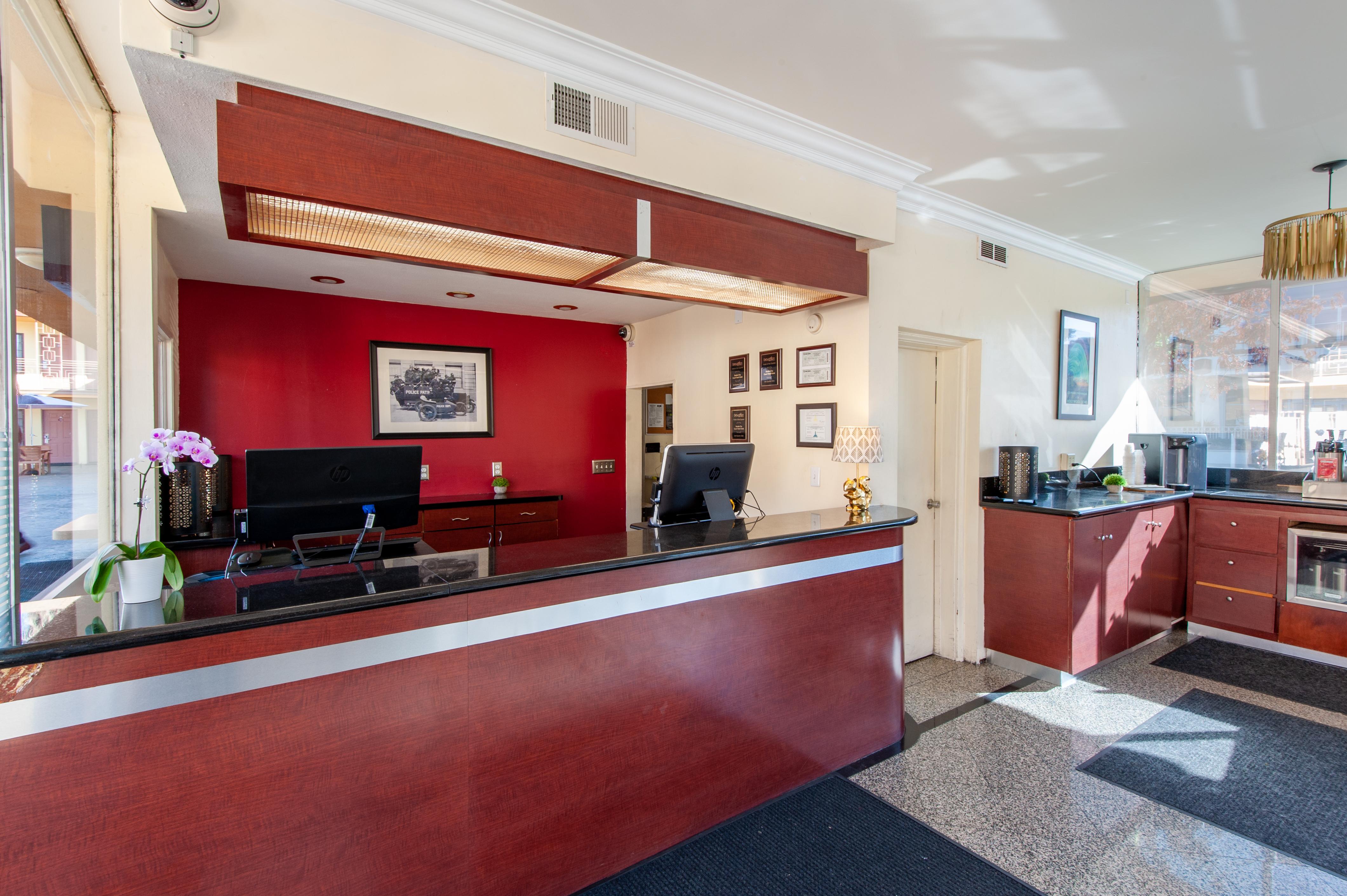 Studio City Court Yard Hotel Interior photo